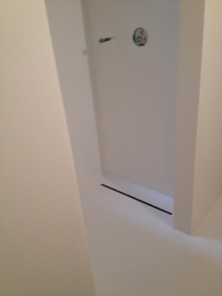 Vloerconcept - PU inloopdouche - RAL 9016 + PU wandcoating - RAL 9016