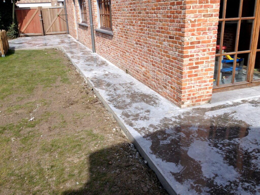 Vloerconcept - gepolierde betonvloer terras + tuinpad
